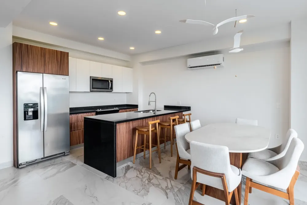 Quinta San Miguel Ocean & Canal - Kitchen island and dining area