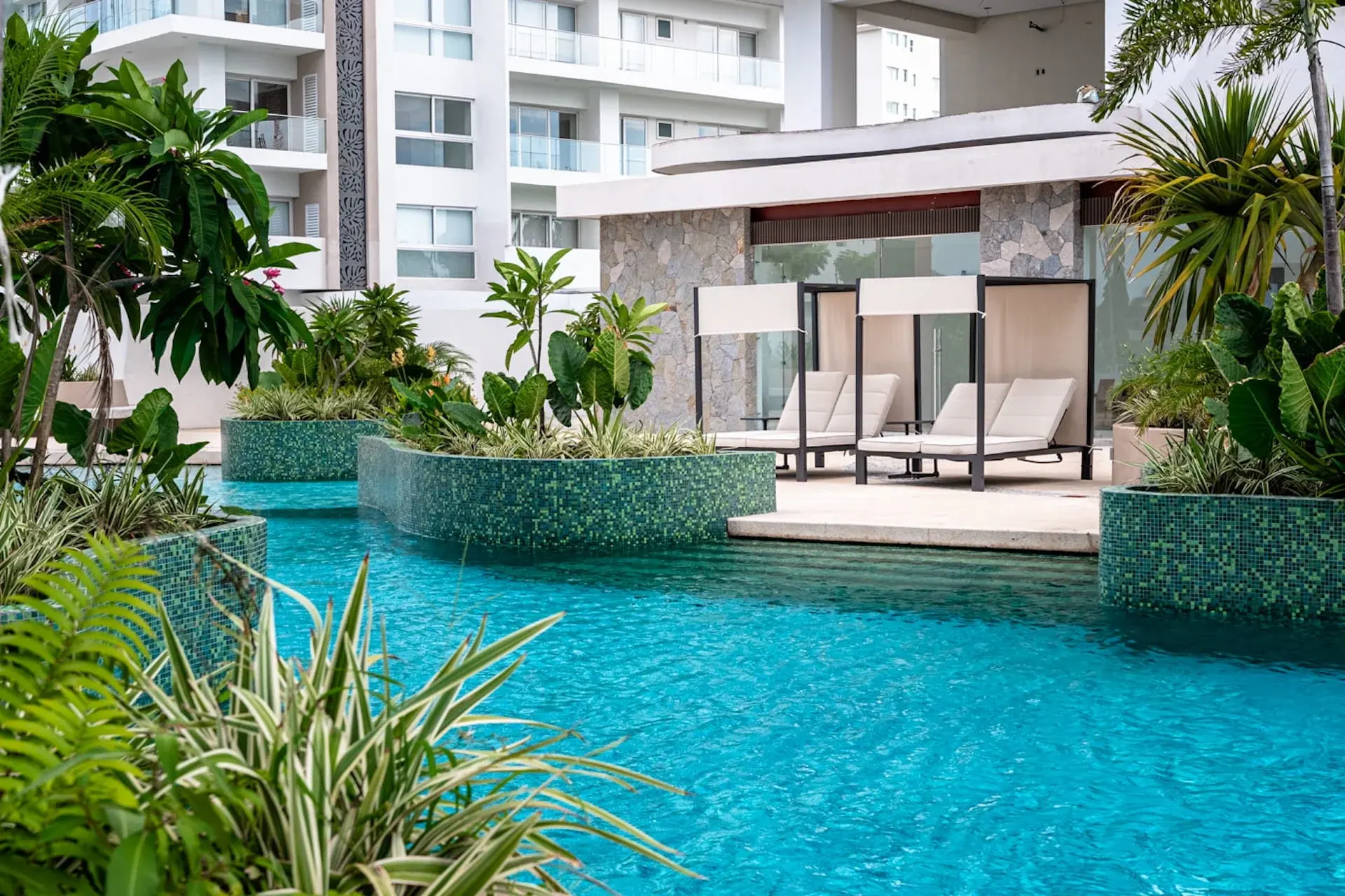 Quinta San Miguel Ocean & Canal - Pool lounge area with cabanas